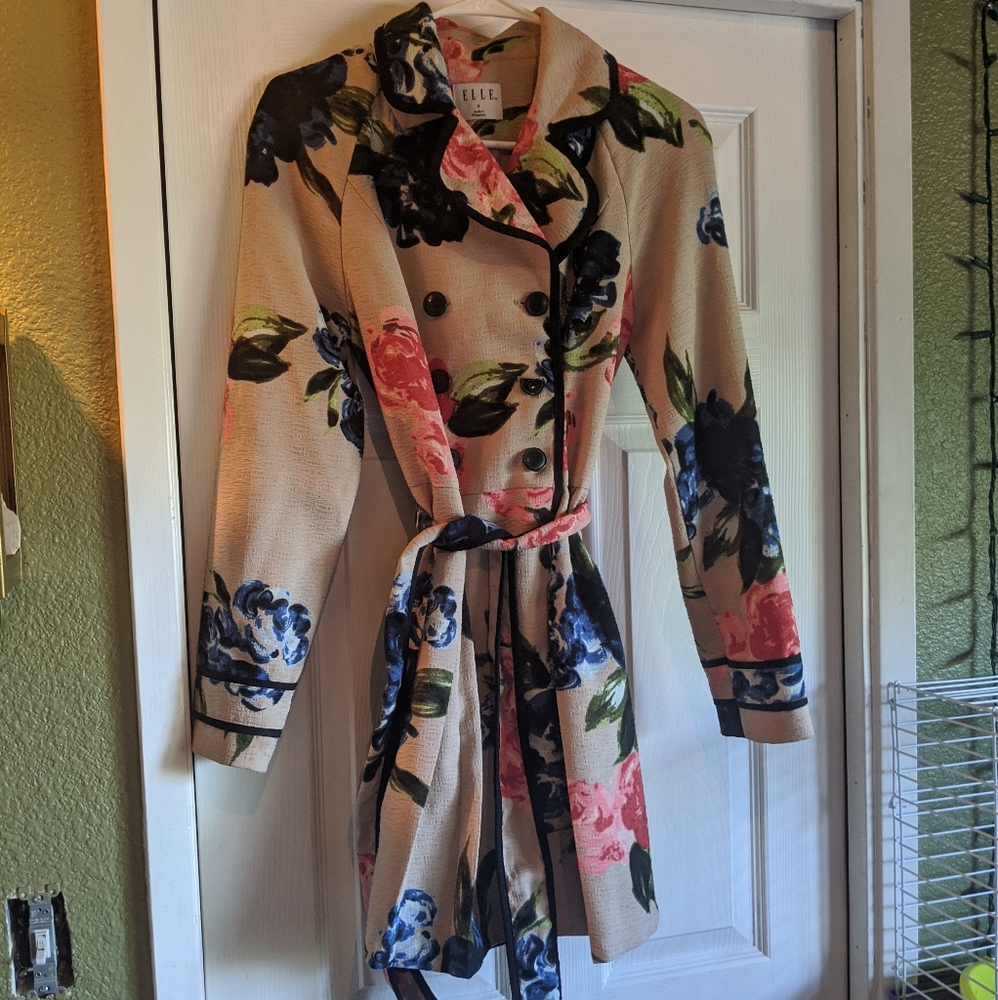 Beautiful floral coat!!😍🤩